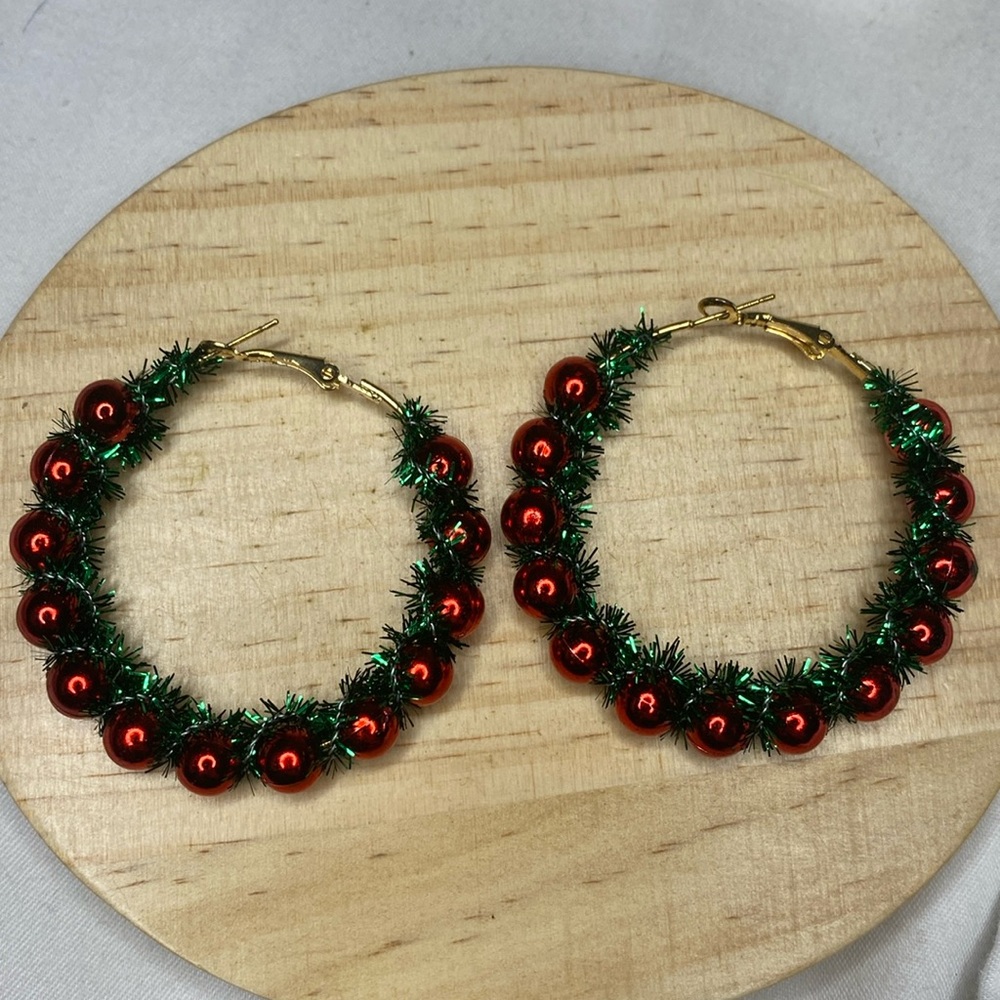 Christmas Wreath Dangle Drop Earrings w/ Red Balls Green Festive Holiday 1.5in